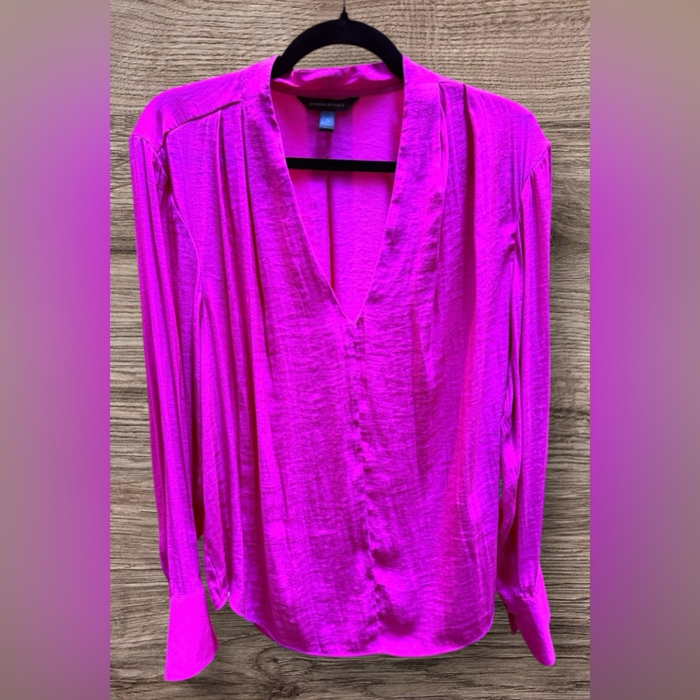 Banana Republic V-neck, long sleeve top on Bright Peony color. Size XL. EUC.